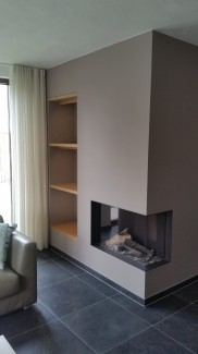 Niskast naast openhaard