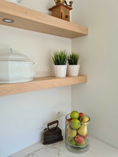 Moderne licht eiken keuken met nis en wandplanken