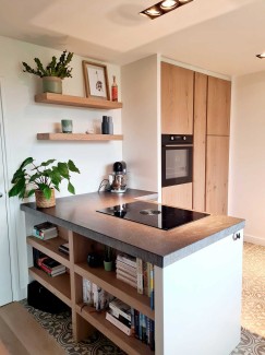 Moderne eiken houten keuken met wit kookeiland, apothekerskast en kookplaat afzuiging