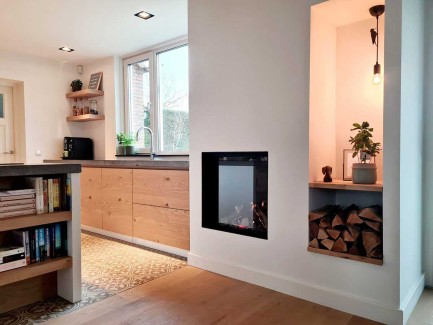 Moderne eiken keuken met witte accenten, apothekerskast en kookeiland