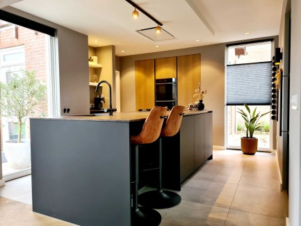 Moderne zwarte keuken met eiken kolomkasten en ingebouwde gaspitten