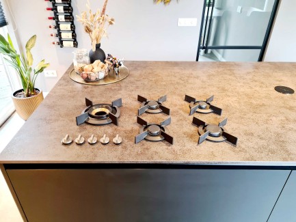 Modern zwart kookeiland met ingebouwde gaspitten