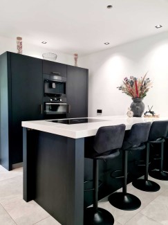 Moderne zwarte eiken keuken met kookeiland en bar
