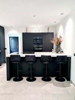 Moderne zwarte eiken keuken met kookeiland en bar
