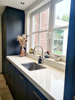 Moderne zwarte eiken houten keuken met stenen blad