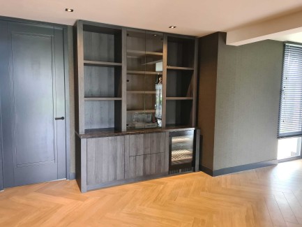 Servieskast met wijnkast