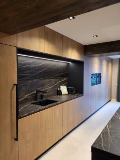 Grote eiken keuken kastenwand met nis van keramiek en indirecte led verlichting