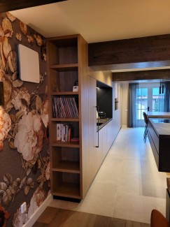 Grote eiken keuken kastenwand met open kopse kast