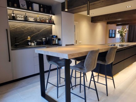 Keukeneiland met eiken tafelblad