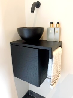 Zwart toiletmeubel met handdoekrek