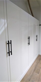 Kastenwand in klassieke stijl met witte hoogglans kaderdeuren