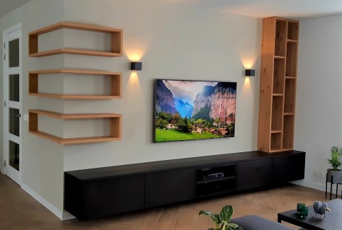 Donker TV meubel op maat met speelse vakkenkasten