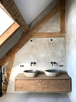 Rustiek houten badmeubel met twee grote korflades