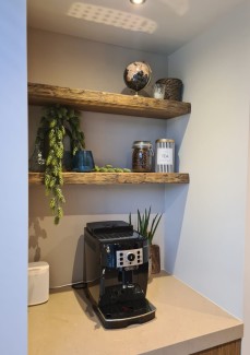 Rustieke wandplanken en koffiebar