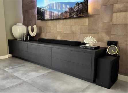 Moderne TV meubel uitgevoerd in zwart houtdecor