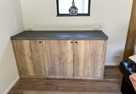 Keukenblok in eiken houtdecor met stenen werkblad, handgekapt