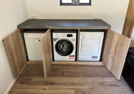 Wasmeubel met ruimte voor wasmachine en droger, eiken houtdecor en stenen werkblad