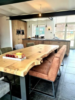 Eiken boomstam tafel in leefkeuken