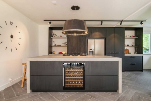 Moderne keuken met eiland en wijnklimaatkast