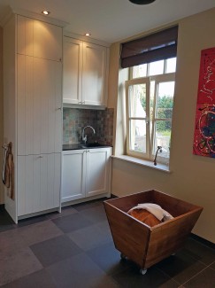 Bijkeuken in klassieke stijl met groeven en kaderdeuren