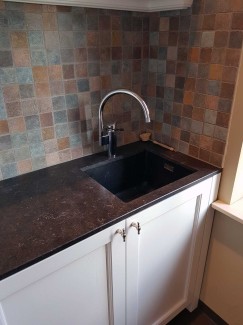 Bijkeuken in klassieke stijl met groeven en kaderdeuren