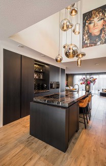 Moderne zwarte keuken met kastenwand en inbouwapparatuur