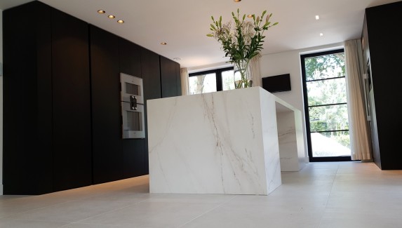 Een luxe uitstraling door het stenen werkblad in verstek