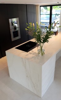 Donkere kasten in combinatie met een marmerlook blad