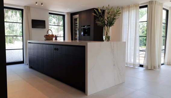 Moderne keuken met kook- en spoeleiland