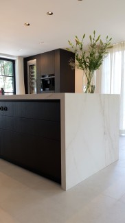 Een luxe uitstraling door het stenen werkblad in verstek
