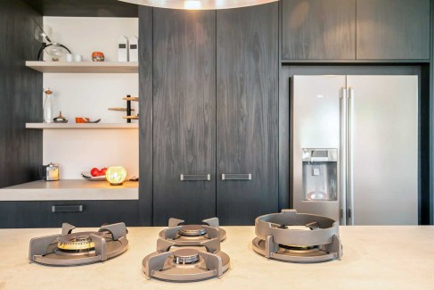 Moderne keuken met kastenwand