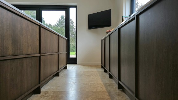 Japandi keuken met 2 cm massief Marone Marble werkblad
