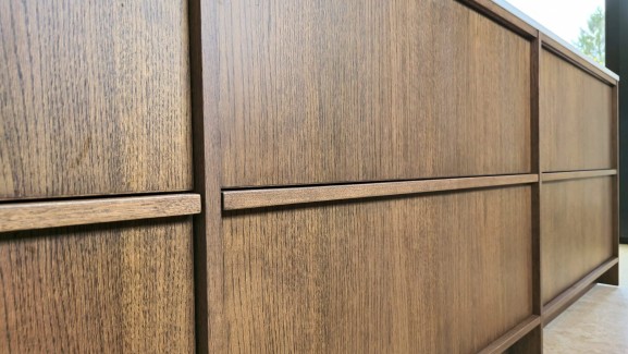 Japandi keuken vervaardigd uit eiken hout en afgewerkt met een stijlvolle, donkere olie