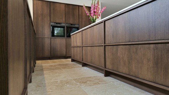 Japandi keuken met 2 cm massief Marone Marble werkblad