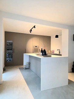 Bij deze keuken is gebruikgemaakt van DecoLegno BV UA94 Talco, een materiaal dat rust en elegantie uitstraalt