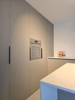 De ruimte is volledig maatwerk: van muur tot muur en van vloer tot plafond opgebouwd