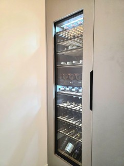 De apparatuur van Miele in Pearl Beige sluit naadloos aan bij het ontwerp, inclusief de Miele wijnklimaatkast met frame front