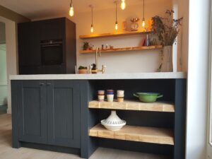 Maatwerk keuken met rustieke legplanken en kookeiland