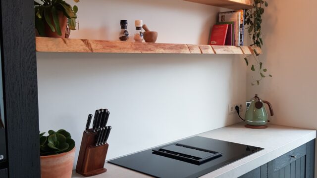 Maatwerk keuken met rustieke legplanken en kookplaat afzuiging