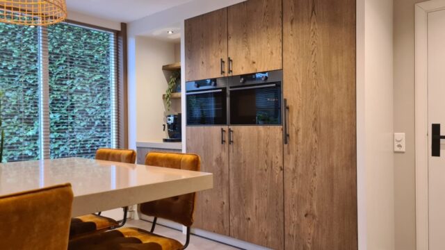 Eiken houten keuken met kookeiland en kastenwand