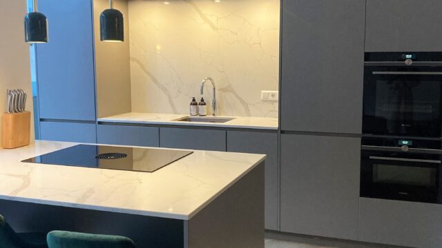 Moderne keuken met grijze fronten en kookeiland