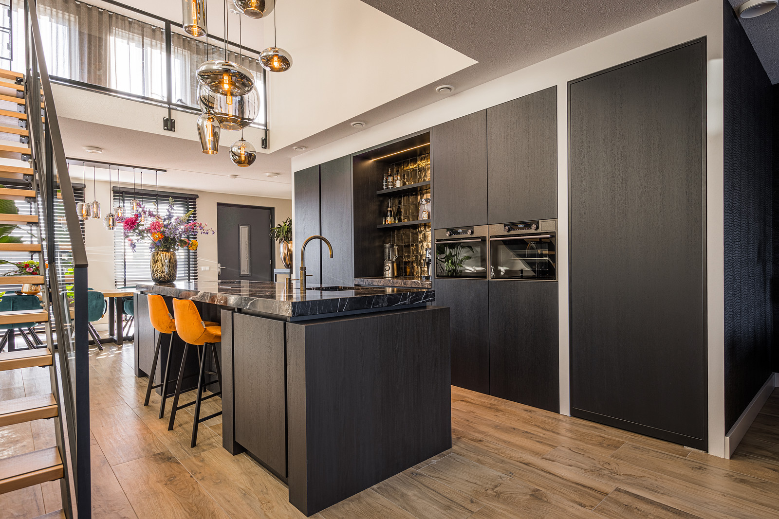 Moderne zwarte keuken met kastenwand en inbouwapparatuur
