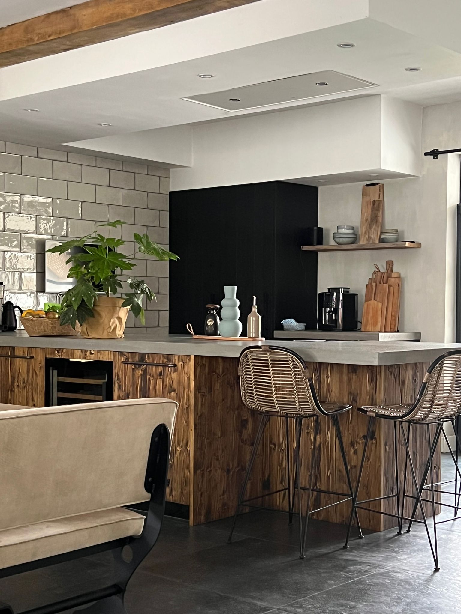 Stoere keuken met gedisselde houten fronten, stenen blad en wijnkoeler